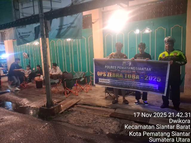 Sat Lantas Polres Pematangsiantar selaku Satgas Preemtip melaksanakan penyuluhan malam hari kepada masyarakat pengguna jalan Merdeka, pada Senin (17/11/2025).