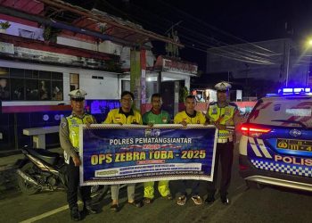 Satuan Lalu Lintas (Sat Lantas) melaksanakan sosialisasi kepada masyarakat pengguna jalan, di Jalan WR Supratman, depan Siantar Hotel, pada Rabu (19/11/2025) malam.