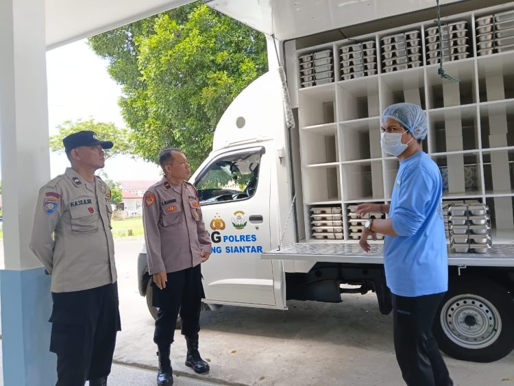 Polseķ Sianțar Timur monitoring pendistribusian Makanan Bergizi Gratis (MBG), di SMP Negeri 1, pada Senin (3/11/2025) pagi, sekira pukul : 10.40 WIB.