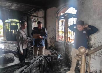 Polsek Siantar Timur mendampingi Tim Laboratorium Forensik Polda Sumatera Utara (Labfor) melakukan olah Tempat Kejadian Perkara (TKP) kebakaran rumah yang terletak di Jalan Udang Pematangsiantar, pada Rabu (12/11/2025) siang.
