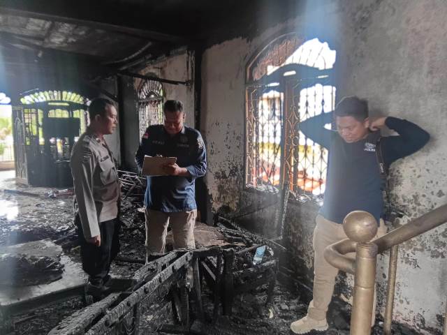 Polsek Siantar Timur mendampingi Tim Laboratorium Forensik Polda Sumatera Utara (Labfor) melakukan olah Tempat Kejadian Perkara (TKP) kebakaran rumah yang terletak di Jalan Udang Pematangsiantar, pada Rabu (12/11/2025) siang.