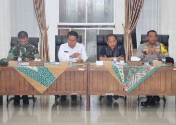 Wakapolres Pematangsianțar, KOMPOL Budiono Saputro, SH, MH, mengikuti rapat kondisi terkini cuaca ekstrem, di wilayah Kota Pematangsiantar, di Ruang Data Pemko Pematangsiantar, pada Kamis (27/11/2025) sore.