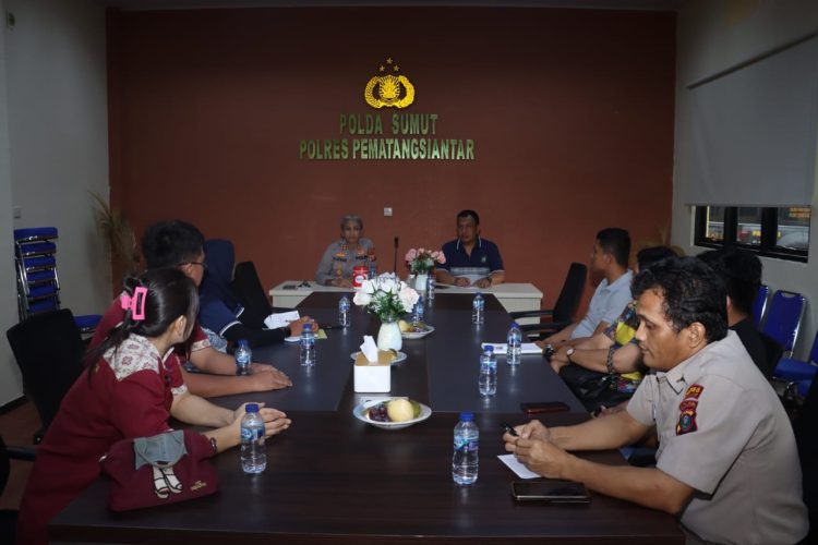 Kapolres Pematangsiantar, AKBP Sah Udur Sitinjak SH, SIK, MH, pimpin rapat koordinasi (Rakor) dengan Supplier SPPG Polres Pematangsiantar, pada Jumat sore (7/11/2025).