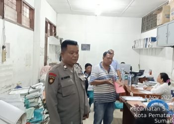Kasub Sektor, Aiptu Edi Syahputra SH, monitoring pendataan dan penempatan pedagang Gedung 4 Pasar Horas, pada Senin (3/11/2025) siang