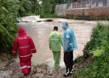 Polsek Siantar Martoba monitoring aliran sungai guna mengantisipasi terjadinya bencana alam banjir, di wilayah hukum Polsek Siantar Martoba, pada Kamis (27/11/2025) sore, sekira pukul 16.30 WIB.