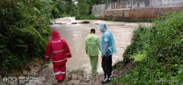 Polsek Siantar Martoba monitoring aliran sungai guna mengantisipasi terjadinya bencana alam banjir, di wilayah hukum Polsek Siantar Martoba, pada Kamis (27/11/2025) sore, sekira pukul 16.30 WIB.