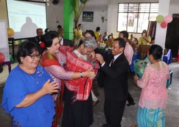 Kapolres Pematangsiantar, AKBP Sah Udur Sitinjak menerima ulos sebagai bentuk penghormatan dan apresiasi dari jemaat yang disematkan Pendeta Resort HKBP Parsaoran Nau, Pdt. Marganda Hutahaean, S.Th.