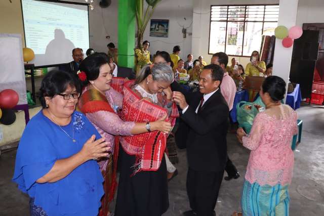 Kapolres Pematangsiantar, AKBP Sah Udur Sitinjak menerima ulos sebagai bentuk penghormatan dan apresiasi dari jemaat yang disematkan Pendeta Resort HKBP Parsaoran Nau, Pdt. Marganda Hutahaean, S.Th.