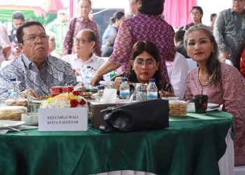 Kapolres Pematangsiantar, AKBP Sah Udur T.M. Sitinjak SH, SIK, MH, menghadiri Open House di rumah dinas Wali Kota Pematangsiantar, Jalan MH. Sitorus, pada Sabtu (27/12/2025) siang.