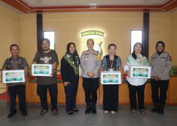 Para wartawan foto bersama Kapolres Pematangsiantar, AKBP Sah Udur T.M Sitinjak S.H, S.I.K, M.H.