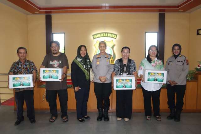Para wartawan foto bersama Kapolres Pematangsiantar, AKBP Sah Udur T.M Sitinjak S.H, S.I.K, M.H.