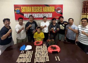 Foto tersangka dan barang bukti ganja yang diamankan Satuan Reserse Narkoba Polres Pematangsianțar.