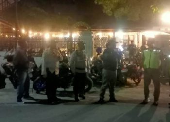 Kapolsek Sianțar Selatan, IPTU Priston Simbolon, melakukan pengecekan di Cafe Bahagia, Jalan Bahagia, pada Sabtu (6/12/2025) malam.