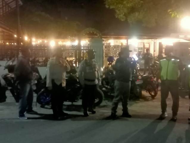 Kapolsek Sianțar Selatan, IPTU Priston Simbolon, melakukan pengecekan di Cafe Bahagia, Jalan Bahagia, pada Sabtu (6/12/2025) malam.