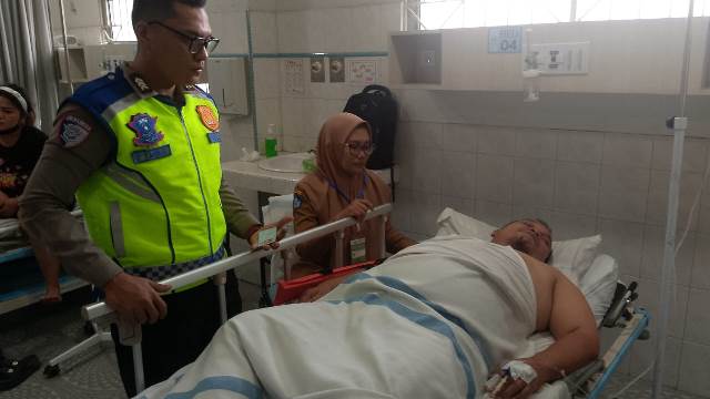 Foto korban saat mendapat perawatan medis.