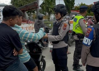 Srikandi Polwan Polres Pematangsiantar melaksanakan patroli dialogis, di Stasiun Pengisian Bahan Bakar (SPBU) Pertamina yang ada di wilayah hukum Polres Pematangsiantar, pada Rabu (3/12/2025) pagi.