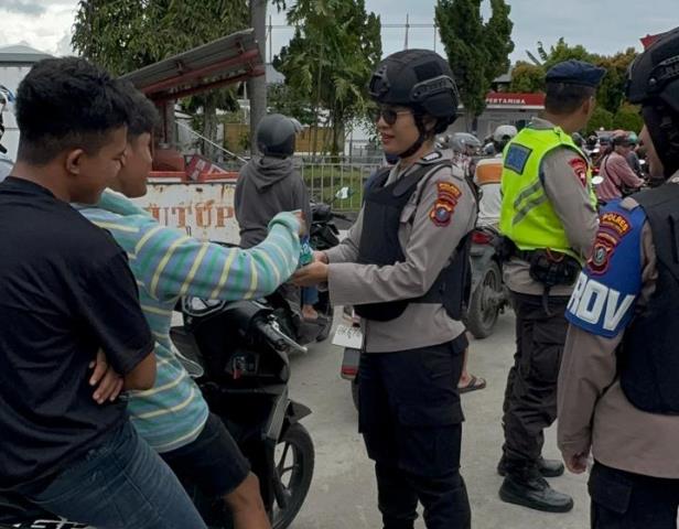 Srikandi Polwan Polres Pematangsiantar melaksanakan patroli dialogis, di Stasiun Pengisian Bahan Bakar (SPBU) Pertamina yang ada di wilayah hukum Polres Pematangsiantar, pada Rabu (3/12/2025) pagi.