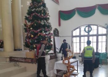 Samapta bersama Kompi 2 YON B Sat Brimob Polda Sumut melaksanakan sterilisasi Gereja prioritas menjelang Ibadah Perayaan Natal Tahun 2025, di wilayah hukumnya, pada Kamis (25/12/2025) pagi.