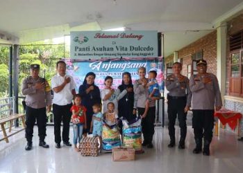 Kapolres Pematangsianțar, AKBP Sah Udur T.M. Sitinjak SH, SIK, MH, saat kunjungi Panti Asuhan Vita Dulcedo, di Jalan Melanthon Siregar, Simpang Sipahutar, Gang Anggrek V, Kecamatan Siantar Marihat.