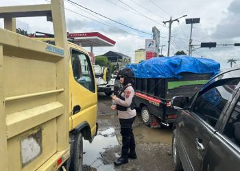 Srikandi Polisi Wanita (Polwan) Polres Pematangsiantar melaksanakan patroli dialogis, di wilayah hukum Polres Pematangsiantar, pada Selasa (2/12/2025) pagi.