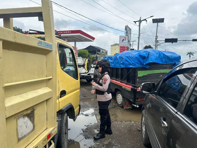 Srikandi Polisi Wanita (Polwan) Polres Pematangsiantar melaksanakan patroli dialogis, di wilayah hukum Polres Pematangsiantar, pada Selasa (2/12/2025) pagi.