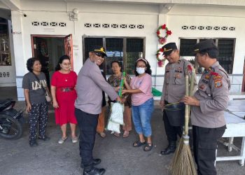 Kapolsek Siantar Selatan, IPTU Priston Simbolon bersama personil, memberikan bantuan sosial (Bansos), di GKPS Jalan Sudirman, pada Selasa (23/12/2025) pagi.