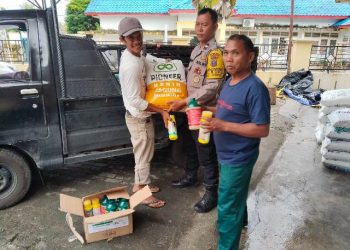 Bhabinkamtibmas Kelurahan Asuhan, Aipda Goido Sinaga, distribusikan bantuan pertanian kepada warga petani binaan Polseķ Siantar Timur, pada Rabu (17/12/2025) sore, sekitar pukul : 16.30 WIB.