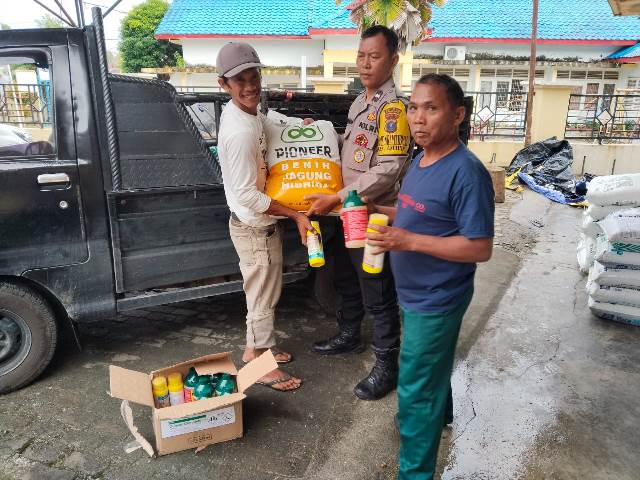 Bhabinkamtibmas Kelurahan Asuhan, Aipda Goido Sinaga, distribusikan bantuan pertanian kepada warga petani binaan Polseķ Siantar Timur, pada Rabu (17/12/2025) sore, sekitar pukul : 16.30 WIB.