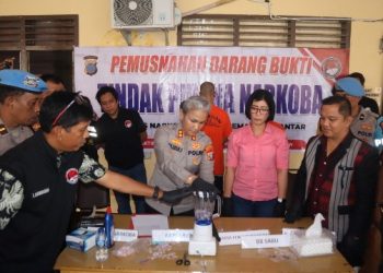 Kapolres Pematangsiantar, AKBP Sah Udur T.M. Sitinjak SH, SIK, MH, pimpin pemusnahan barang bukti sabu dengan berat netto 42,25 gram, di depan ruangan Sat Resnarkoba, pada Jumat (5/12/2025) siang.