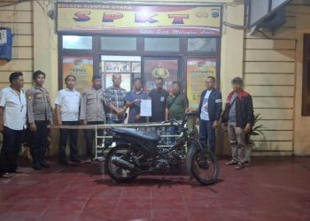 Polseķ Siantar Utara tuntaskan dugaan pencurian besi dengan restorative justice, pada Senin (15/12/2025) malam.