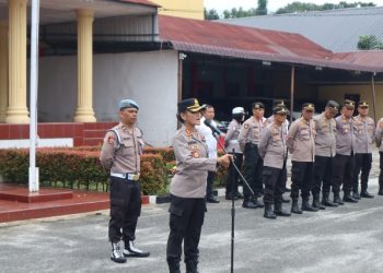 Kapolres Pematangsiantar, AKBP Sah Udur T.M. Sitinjak SH, SIK, MH, pimpin Apel Jam Pimpinan yang dirangkai pemberian bingkisan Natal kepada personil, di Lapangan Apel Mako Polres Pematangsianțar, pada Selasa (16/12/2025) pagi.
