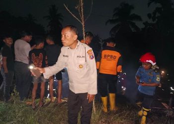 Polrsek Siantar Martoba melakukan pengecekan Tempat Kejadian Perkara (TKP) kebakaran rumah, di bantaran sungai, jalan Sibatu-batu, Minggu (30/11/2025) malam.