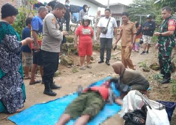 Polsek Sianțar Barat cek Tempat Kejadian Perkara (TKP) penemuan seorang pria paruh baya yang diduga terpeleset, di pinggir Sungai Bah Bolon, pada Selasa (16/12/2025) pagi, pukul 09.00 WIB.
