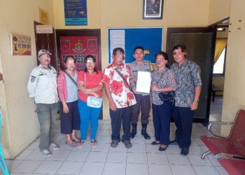 Bhabinkamtibmas Kelurahan Setia Negara, AIPTU Januar Butar Butar, menyelesaikan permasalahan warganya, di Jalan Lapangan Tembak, dengan probelm solving, pada Sabtu (29/11/2025) siang.