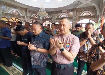 Polres Pematangsiantar melaksanakan sholat gaib berjamaah dan doa bersama yang diikuti oleh seluruh personel, Jumat (05/12/2025).