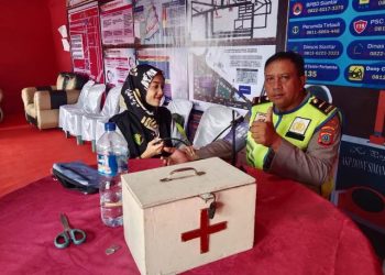 Tim Tenaga Kesehatan (Nakes) Sie Dokkes Polres Pematangsiantar rutin melakukan pemeriksaan kesahatan para personil yang melaksanakan tugas, di Pos Pengamanan (Pam) dan Pelayanan (Yan) Operasi Lilin Toba Tahun 2025, pada Jumat (26/12/2025) pagi.