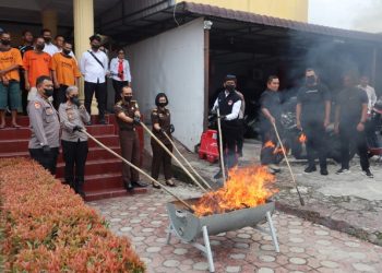 Kapolres Pematangsiantar, AKBP Sah Udur T.M. Sitinjak SH, SIK, MH, pimpin pemusnahan barang bukti narkotika jenis ganja seberat 1.906,85 gram, di depan ruangan Satuan Reserse Narkoba, pada Selasa (16/12/2025) siang.