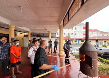 Polres Pematangsiantar musnahkan barang bukti ganja 12,95 gram, di depan ruangan Sat Resnarkoba, pada Jum'at (28/11/2025) pagi, pukul : 10.00 WIB.