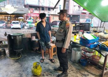 PS. Kanit Binmas, Aiptu P. Manurung respon cepat laporan masyarakat dengan pengecekan Tempat Kejadian Perkara (TKP) tabung gas LPG 3 Kilogram (Kg) rumah makan kuliner Sea Food 99, Jalan Gereja, pada Kamis (11/12/2025) sore.
