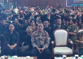 Kabag SDM, AKP Mara Lidang Harahap, menghadiri Dies Natalis ke 8 dan Wisuda VII Periode II Tahun 2025 Universitas HKBP Nommensen Pematangsiantar (UHKBPNP), bertempat di Auditorium UHKBPNP Kota Pematangsiantar,  pada Sabtu (6/12/2025) pagi