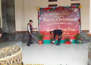 Polres Pematangsiantar bersama Kompi 2 Yon Batalyon B Sat Brimob Polda Sumut melakukan sterilisasi Gereja Perioritas menjelang Ibadah Perayaan Natal, di wilayah hukum Polres Pematangsianțar, pada Rabu (24/12/2025) siang.