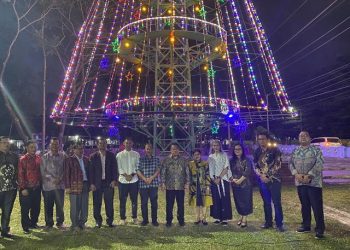 Kapolres Pematangsiantar, AKBP Sah Udur T.M. Sitinjak SH, SIK, MH, menghadiri penyalaan pohon terang pada Senin (1/12/2025) malam.