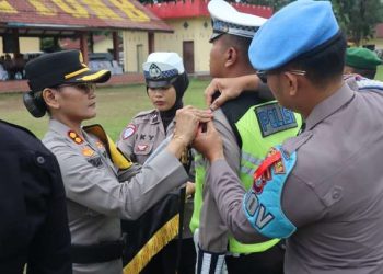 Kapolres Pematangsiantar, AKBP Sah Udur T.M. Sitinjak SH, SIK, MH, pimpin apel gelar pasukan Operasi Lilin Toba Tahun 2025.
