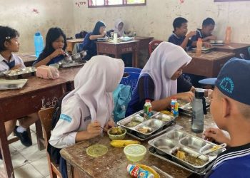Bhabinkamtibmas Kelurahan Pardomuan, AIPDA Hardi N Silalahi, monitoring pendistribusian Makanan Bergizi Gratis (MBG), di UPTD SMP Negeri 1, Jln. Merdeka Pematangsianțar, pada Rabu (3/12/2025) pagi.
