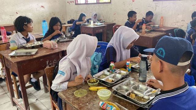 Bhabinkamtibmas Kelurahan Pardomuan, AIPDA Hardi N Silalahi, monitoring pendistribusian Makanan Bergizi Gratis (MBG), di UPTD SMP Negeri 1, Jln. Merdeka Pematangsianțar, pada Rabu (3/12/2025) pagi.