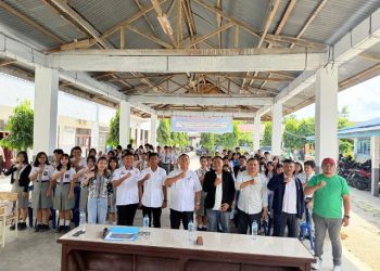 Foto bersama disela kegiatan.