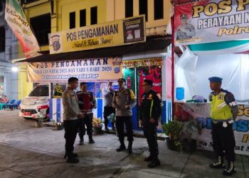 Wakapolres Pematangsiantar, Kompol Budiono S. SH, MH, meninjau Pos Pengamanan (Pam) Natal dan Tahun Baru (Nataru) 2025-2026, pada Senin (22/12/2025) malam.