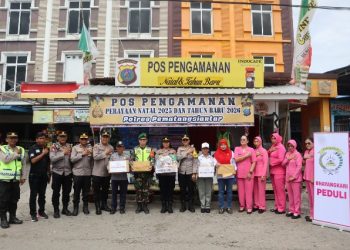 Kapolres Pematangsianțar, AKBP Sah Udur T.M. Sitinjak SH, SIK, MH, bersama Bhayangkari Cabang Pematangsiantar, tinjau Pos Pengamanan (Pam) dan POS Pelayanan (Yan) Perayaan Natal dan Tahun Baru (Nataru) 2025-2026, pada Sabtu (20/12/2025) siang.
