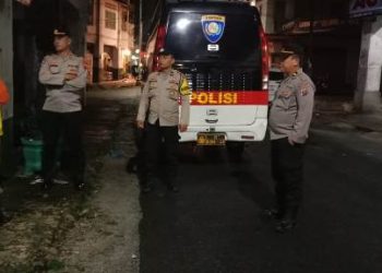 Polseķ Siantar Barat melaksanakan Sapa Siskamling (Saling), di Pos Kamling Jalan Wahidin, pada Jumat (5/12/2025) malam.