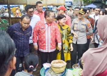 Kapolres Pematangsiantar, AKBP Sah Udur T.M. Sitinjak SH, SIK, MH, bersama unsur Forum Koordinasi Pimpinan Daerah (Forkopimda) melakukan inspeksi mendadak (Sidak) Pasar, menjelang Perayaan Natal Tahun 2025 dan Tahun Baru 2026 (Nataru), pada Kamis (4/12/2025) malam.